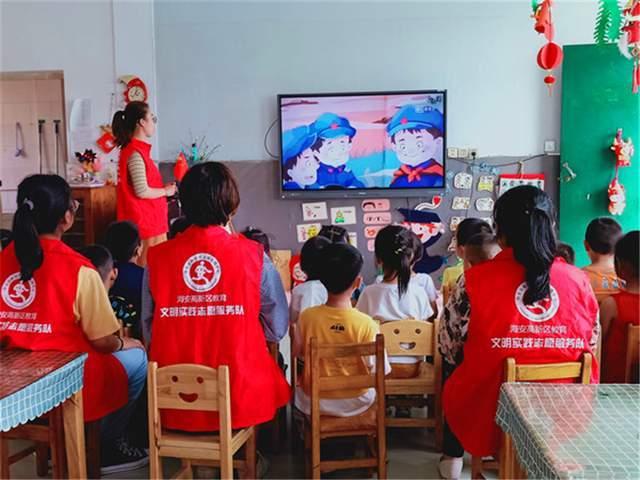 男朋友搂我肩被他们班班主任发现了？游戏画面